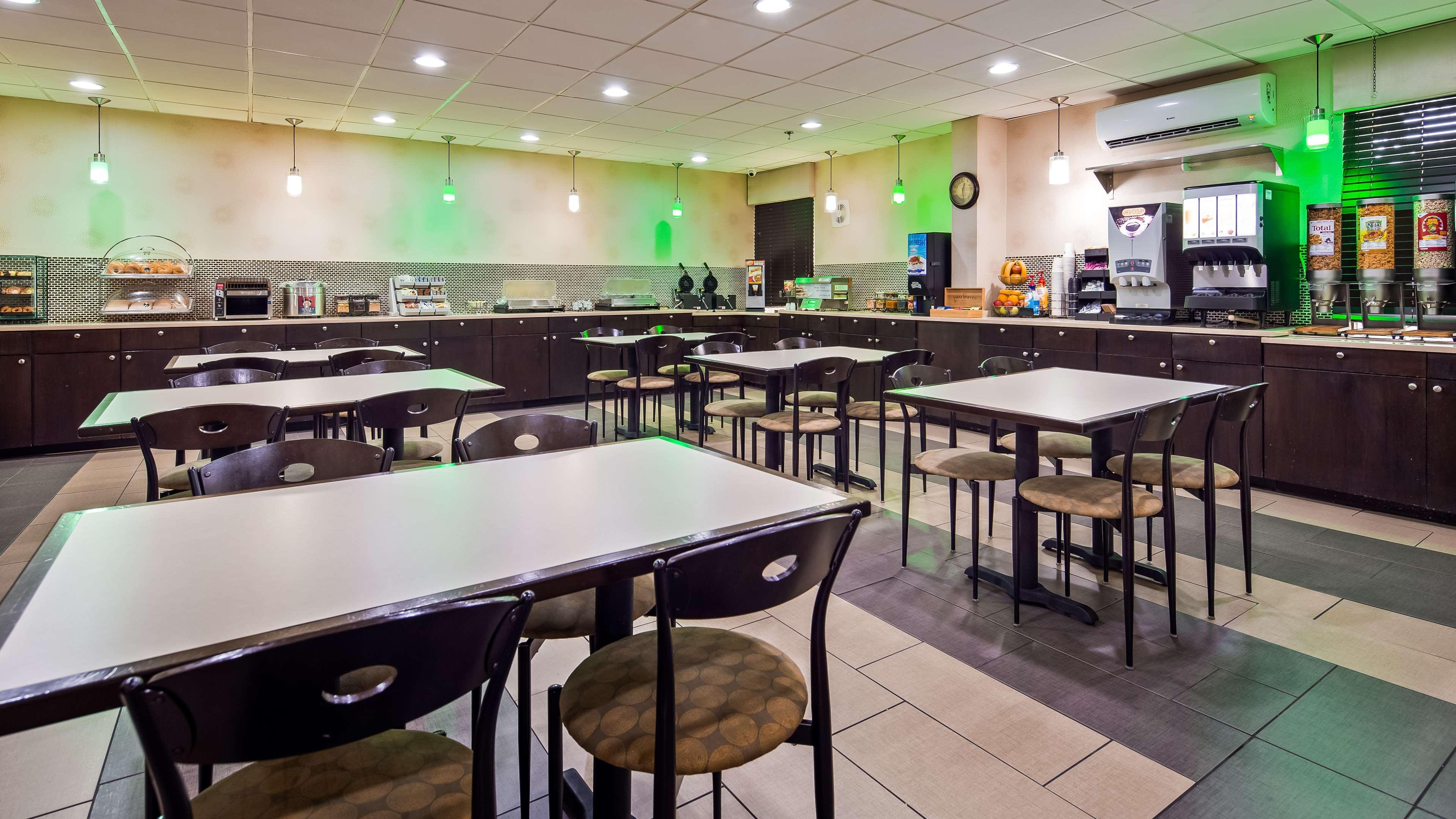 Best Western Plus Richmond Sandston Exterior photo